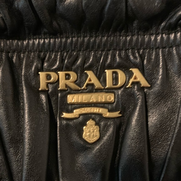 💯 Authentic Prada Black Leather cross/shopping bag - Picture 2 of 15